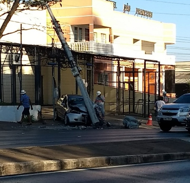 Carro fica destrudo aps bater em poste na avenida Miguel Sutil