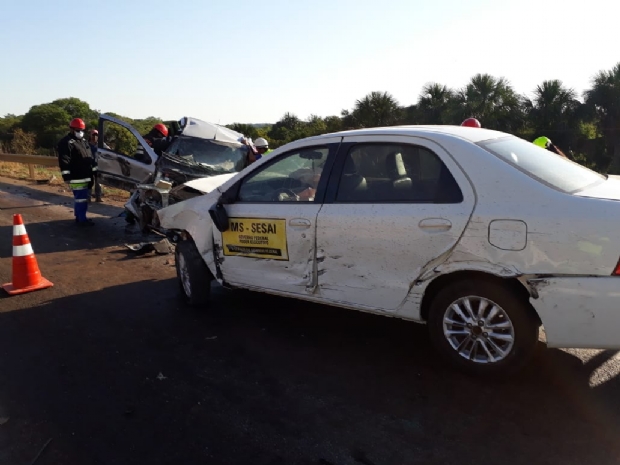 Carro com trs ndios colide frontalmente com Fiat Siena; trs carretas envolvidas