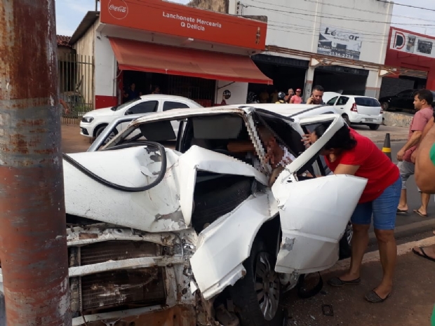 Motorista fica preso entre s ferragens ao bater em poste;  fotos 