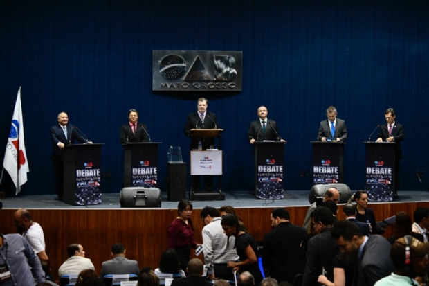 Candidatos ao Governo de MT se enfrentam em debate na Ordem dos Advogados;  veja como foi