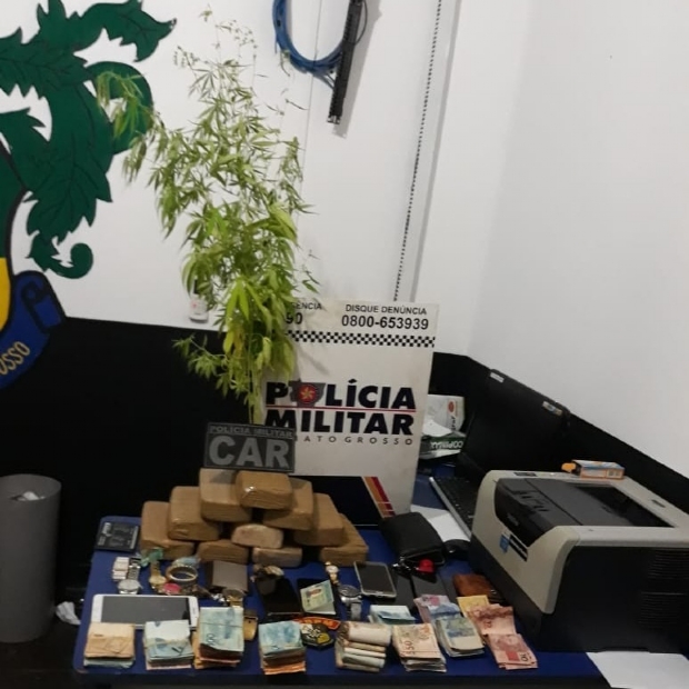 PM apreende dez quilos de maconha e R$ 36 mil em residncia aps denncia