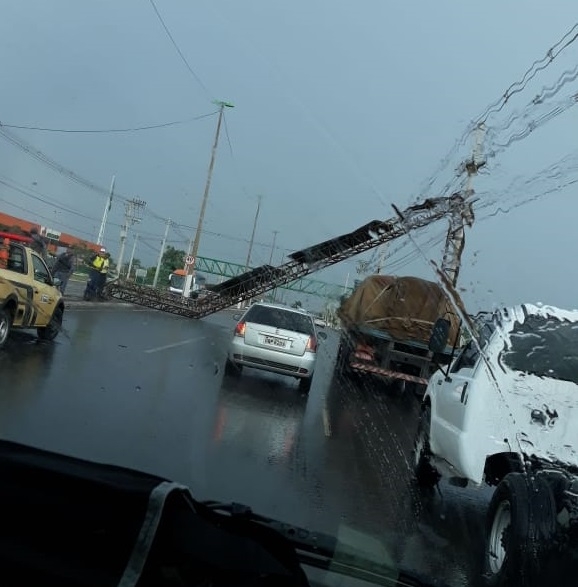 Chuva derruba placa na Fernando Corra e rvores em sete bairros de Cuiab