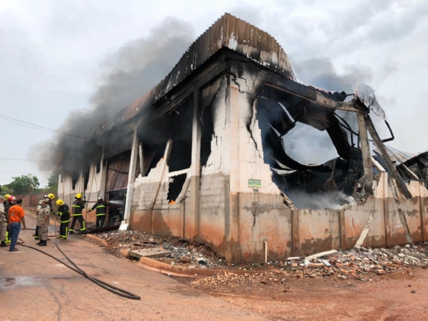Dono de fbrica atingida por incndio estima prejuzo de at R$ 6 milhes; fogo prximo a residncias