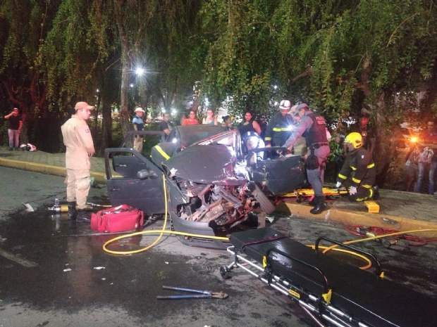 Morre motorista que ficou presa entre as ferragens em acidente na rotatria da UFMT;  fotos 