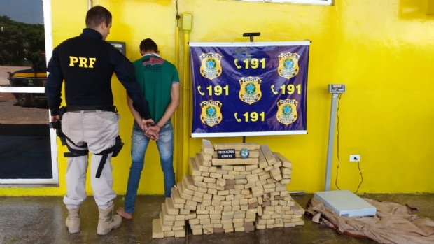 Bope e PRF perseguem carro e aprendem 165 kg de maconha; um suspeito preso