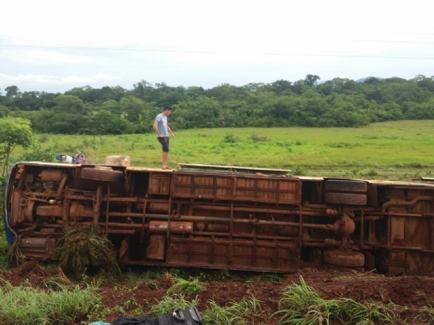 Passageiros ficam feridos aps nibus tombar em ribanceira ao lado de rodovia