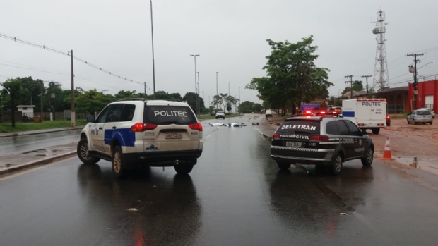 Dois homens morrem aps motocicleta invadir contramo e bater em picape;  veja fotos 