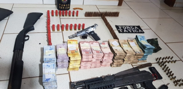 Aps morte de quatro assaltantes, Fora Ttica recupera R$ 200 mil roubados de banco