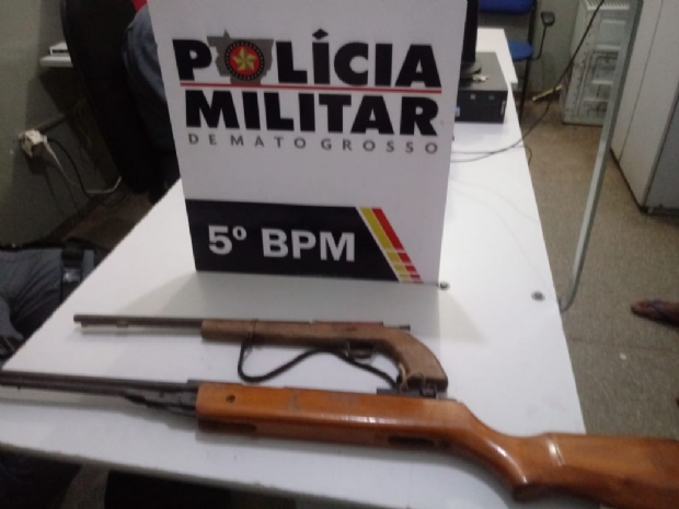 Homem  preso com duas armas aps ameaar enteado