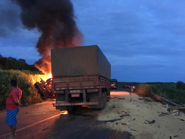 Motorista morre carbonizado em coliso frontal entre duas carretas