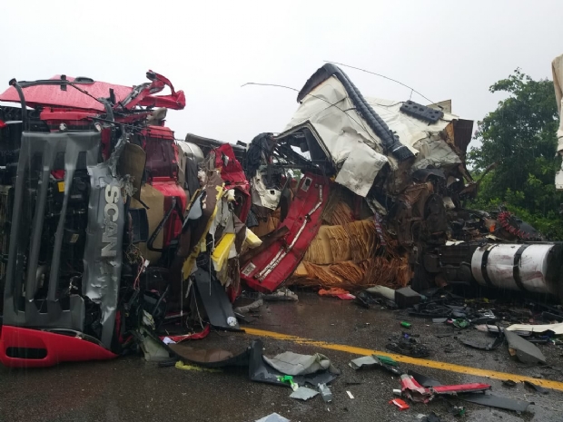 Carretas colidem e motorista morre atingido por carga de madeirite