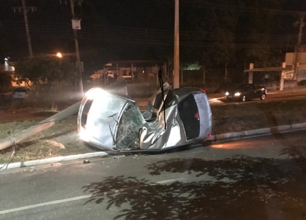 Motorista escapa da morte aps carro 'abraar' poste em Cuiab