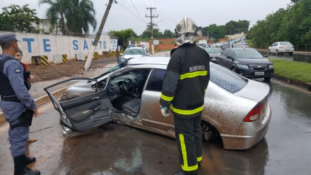 Mulher perde controle na Estrada da Guarita e colide com poste