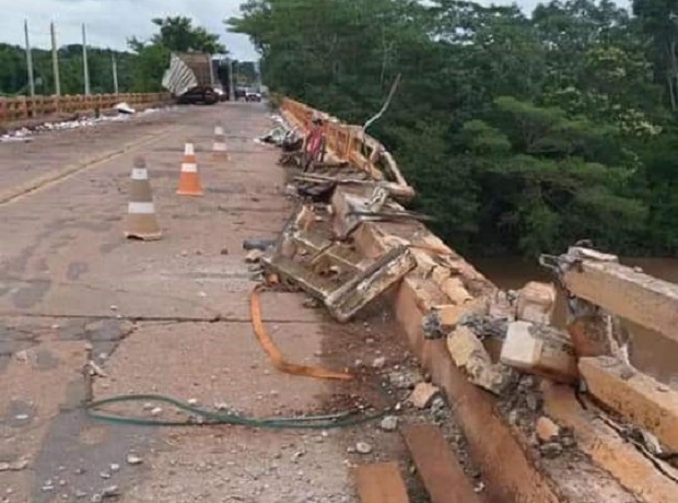 Carro despenca de ponte aps ser atingido por caminho na 'Estrada da Guia';  fotos 