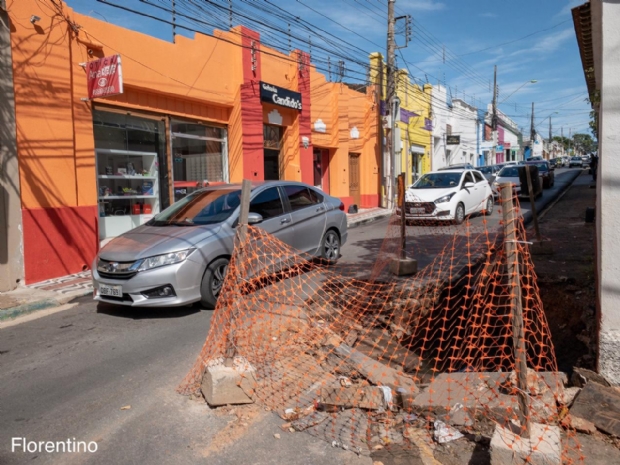 Cratera no centro de Cuiab causa transtorno a motoristas e pedestres h 15 dias;   fotos e vdeos 