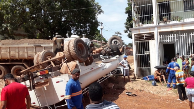 Caminho pipa capota ao ser atingido por outro durante obra em Cuiab;   veja fotos