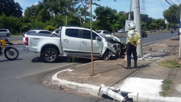 Picape S10 invade canteiro e bate em poste aps colidir com Ford Ka na avenida do CPA;   veja fotos e vdeo