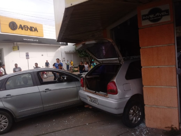 Carros invadem perfumaria e atropelam pedestre; motorista  socorrido