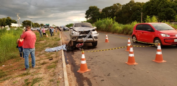 Condutora fazia converso irregular em motocicleta quando colidiu com Hilux; me e filha morreram