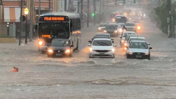 Prefeitura melhora drenagem na avenida Otomo Canavarros e estuda soluo para Prainha