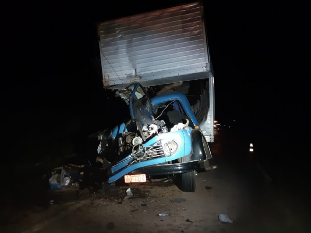 Passageiro morre aps caminho bater na traseira de carreta que estava parada na BR-364