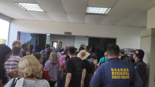 Servidores invadem gabinete de prefeita e reivindicam melhorias no salrio