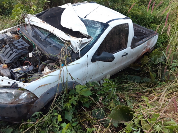 Idoso morre ao perder controle e capotar Fiat Strada em rodovia federal