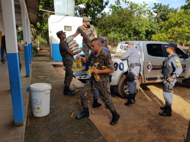 Militares arrecadam meia tonelada de alimentos e doam para duas creches