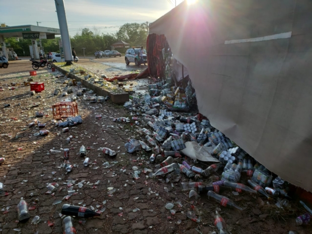 Carreta carregada com cerveja, refrigerante e outras bebidas tomba aps motorista sofrer mal sbito