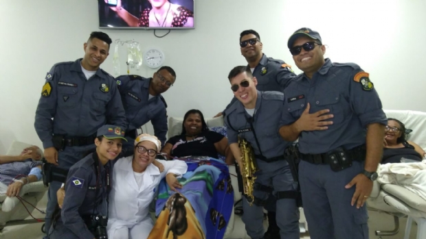 Msicos da PM levam alegria a pacientes que fazem hemodilise em Cuiab;   veja vdeos e fotos