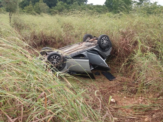 Onix capota na 'Estrada da Guia' aps ser atingido por Hilux em tentativa de ultrapassagem