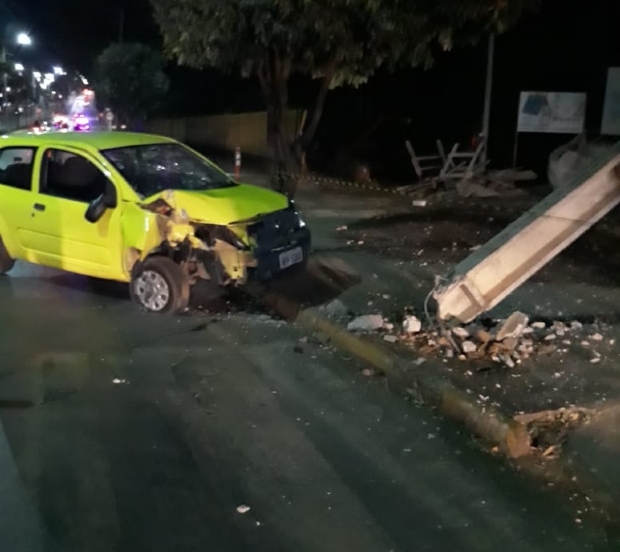 Casal discute no trnsito e carro colide em poste aps mulher puxar volante