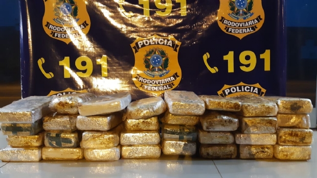 PRF encontra 33kg de pasta base em fundo falso de veculo ao socorrer motorista de capotamento