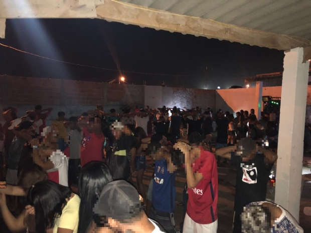 PM fecha festa com adolescentes consumindo bebidas alcolicas e drogas em VG