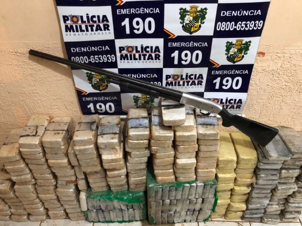 Criminosos trocam tiros com a PM e abandonam veculo com 236 quilos de drogas