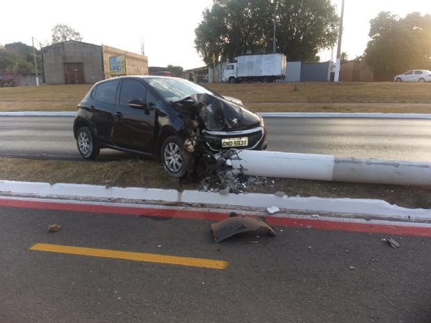 Motorista colide carro em poste e foge aps acionar corrida em aplicativo