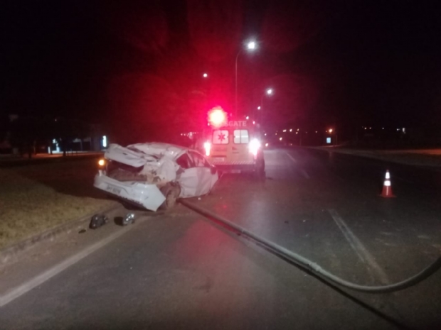 Ford KA capota, colide em poste e passageiro  socorrido em estado grave