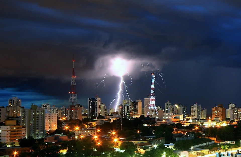 Chegada da primavera provoca aumento de tempestades em Cuiab