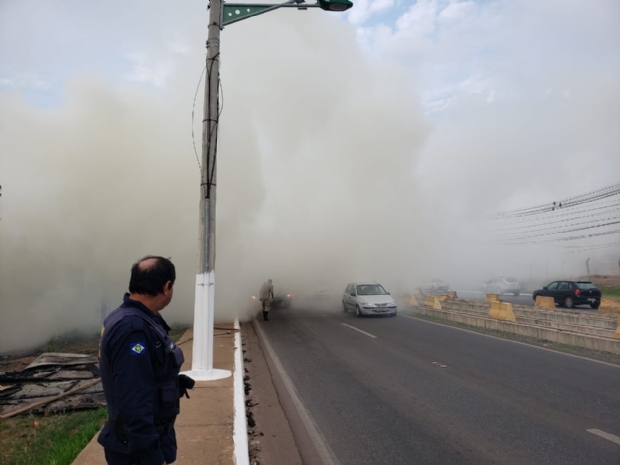 Fogo em terreno baldio faz fumaa cobrir avenida da FEB e prejudica trnsito;  fotos e vdeo 