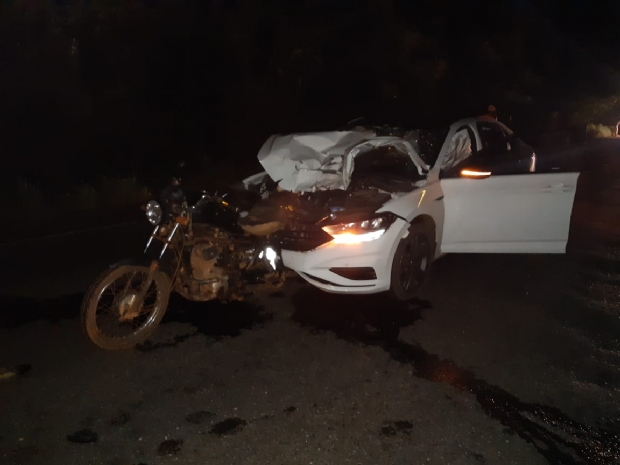 Mulher morre e homem fica em estado gravssimo aps acidente entre Jetta e moto; motorista fugiu