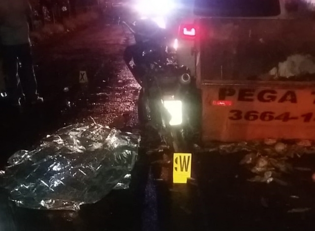 Motociclista morre aps bater em caamba de lixo e ser jogado embaixo de carro;  fotos 