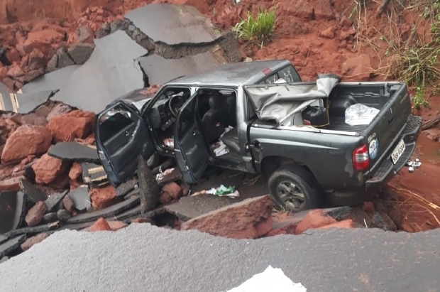 Asfalto cede e motorista de MT  engolido por cratera em rodovia; fotos e vdeos