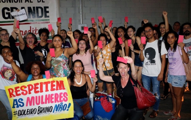 Manifestantes repudiam contratação do goleiro Bruno pelo Operário