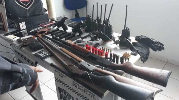 PM prende 14 homens por roubo em fazenda e apreende 17 armas