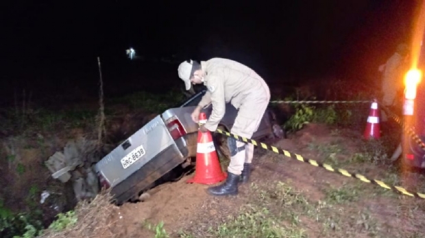 Homem  encontrado morto com tiro no abdmen dentro de carro; veculo estava em vala