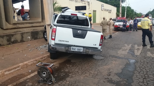 Motorista morre aps colidir caminhonete contra poste em Cuiab