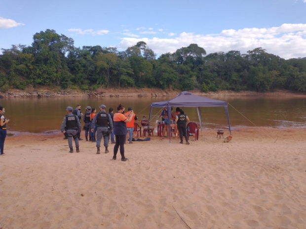 PM flagra aglomerao em praia e prende homem que se recusava a voltar para casa