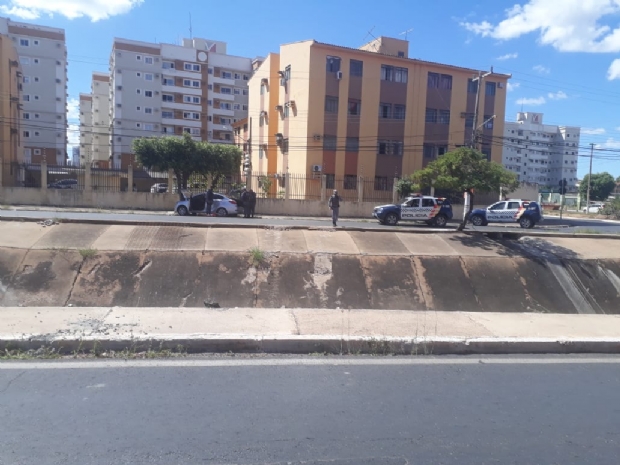 Bandidos trocam tiros com a PM e batem carro em rvore durante tentativa de fuga