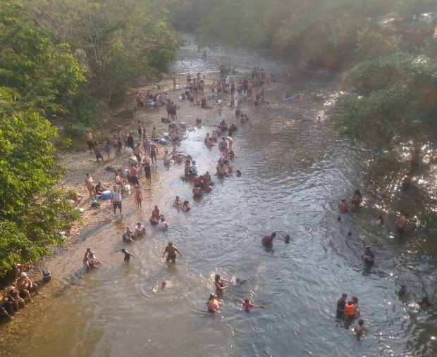 Calor de quase 40C leva multido ao Coxip do Ouro e PM  acionada para dispersar aglomerao; vdeo