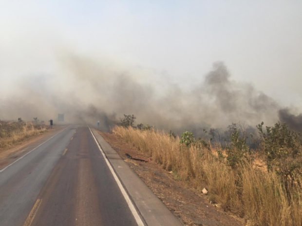 Trecho de 10 km da BR-163  interditado por conta da fumaa provocada pelas queimadas